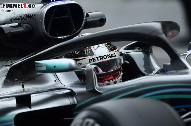 Foto zur News: Halo ist in der Formel 1 angekommen - und wird von den Teams natürlich gleich als aerodynamisches Hilfsmittel missbraucht. Schon am ersten Testtag lassen sich unterschiedliche Design-Lösungen zeigen, die beweisen, dass Halo mehr als nur ein Kopfschutz ist. Auf die einfachste Variante setzt bislang Mercedes ...