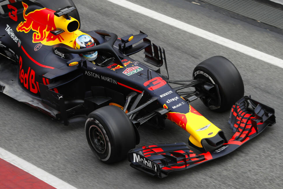 Foto zur News: Neben Mercedes setzt auch Red Bull bislang auf eine Standard-Variante des Kopfschutzes ...