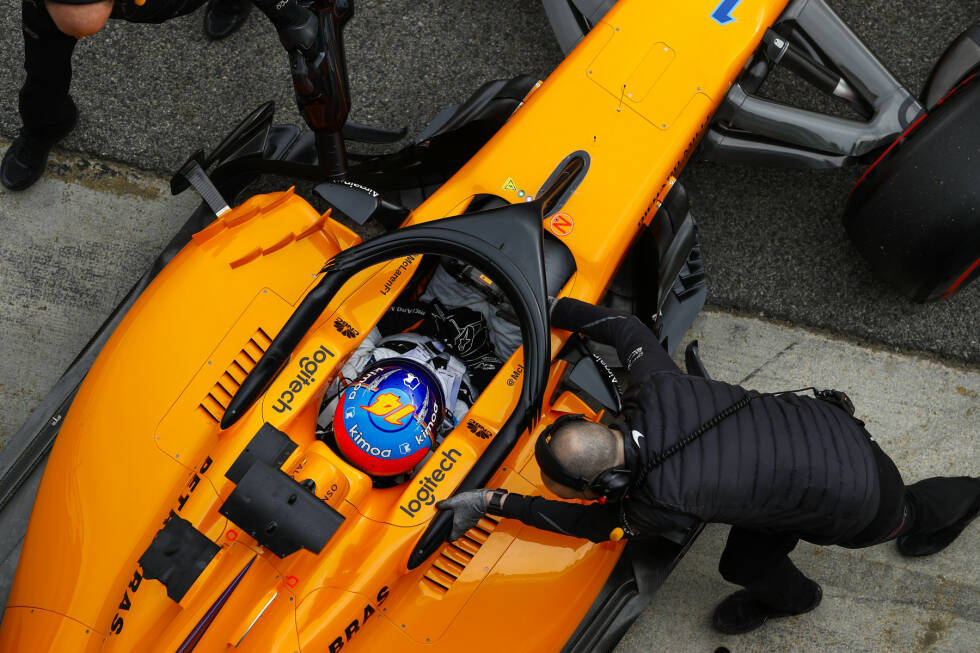 Foto zur News: McLaren hat zudem noch seitliche Flügelelemente, die über den Bügel herausragen. Das sieht man bis jetzt bei keinem anderen Team.