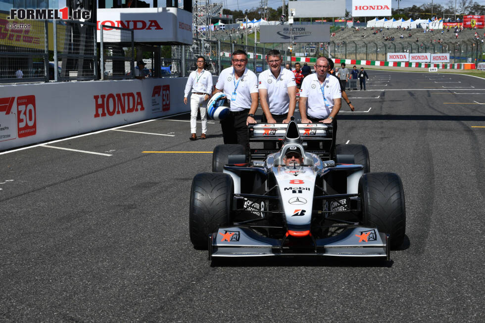 Foto zur News: Unter den Fahrzeugen dabei: Der McLaren MP4-13, mit dem Mika Häkkinen 1998 Weltmeister wurde.
