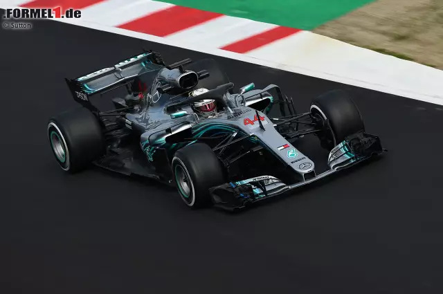 Foto zur News: Mercedes - 5 Sterne: Zwar waren die Silberpfeile bei den Spitzenzeiten nicht vorne dabei, doch Mercedes wird die Hosen erst in Melbourne heruntergelassen. Die bärenstarken Longruns haben aber gezeigt, dass das Team um Lewis Hamilton wohl wieder die Messlatte für alle anderen darstellen wird.