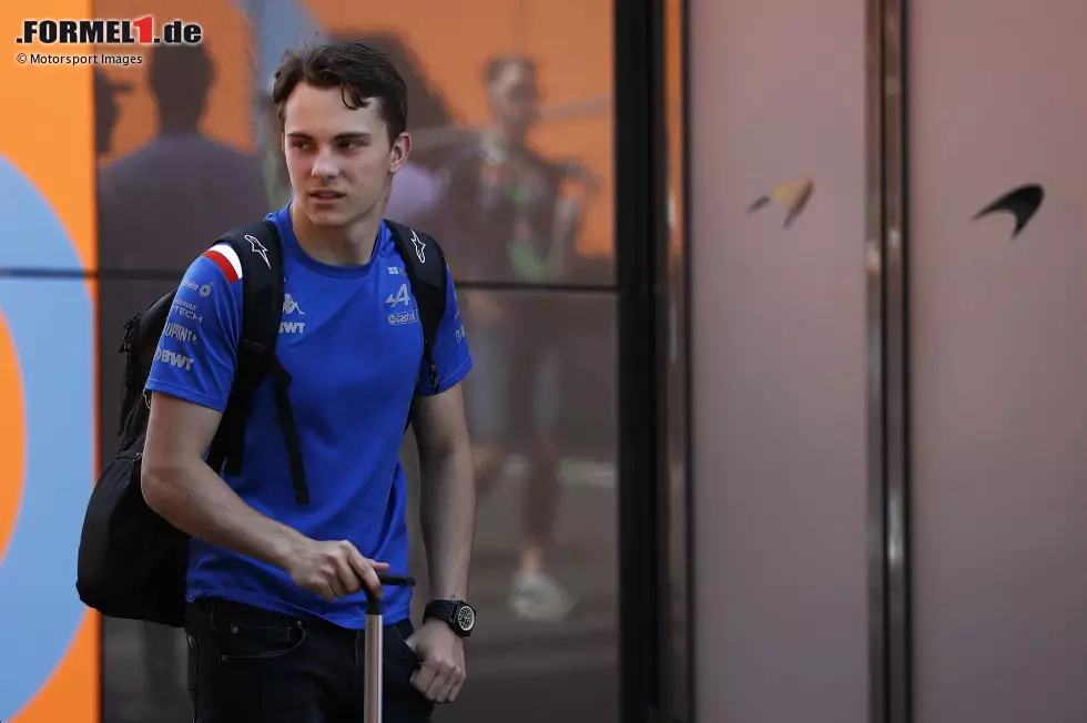 ... begann das Tauziehen zwischen Alpine und McLaren um Nachwuchsfahrer Oscar Piastri, das schließlich McLaren gewann. Eine Niederlage für Szafnauer, obwohl andere die Situation ausgelöst hatten. Und weil 2022 und auch 2023 sportlich schwierig liefen, musste er zur Saisonmitte 2023 seinen Platz bei Alpine räumen. Foto zur News: ... begann das Tauziehen zwischen Alpine und McLaren um Nachwuchsfahrer Oscar Piastri, das schließlich McLaren gewann. Eine Niederlage für Szafnauer, obwohl andere die Situation ausgelöst hatten. Und weil 2022 und auch 2023 sportlich schwierig liefen, musste er zur Saisonmitte 2023 seinen Platz bei Alpine räumen.