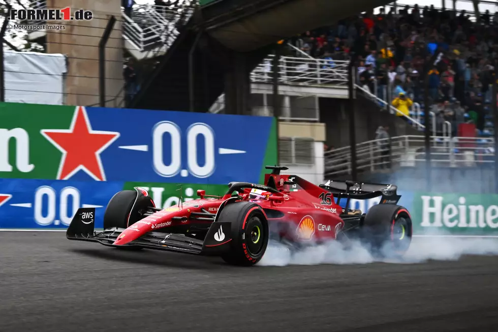Unter dem neuen Technischen Reglement ab 2022 aber war Ferrari wieder voll da, allerdings häuften sich Fehler und Fehleinschätzungen. Trotz eines Doppelsiegs zu Beginn blieben nur die zweiten Plätze in beiden WM-Wertungen. Und Binotto trat am Saisonende als Teamchef zurück und verließ Ferrari. Foto zur News: Unter dem neuen Technischen Reglement ab 2022 aber war Ferrari wieder voll da, allerdings häuften sich Fehler und Fehleinschätzungen. Trotz eines Doppelsiegs zu Beginn blieben nur die zweiten Plätze in beiden WM-Wertungen. Und Binotto trat am Saisonende als Teamchef zurück und verließ Ferrari.