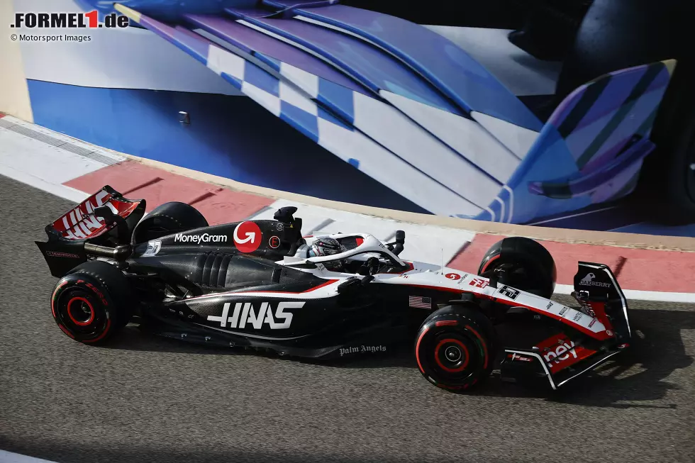 ... Haas pendelte in der Konstrukteurswertung zwischen den letzten drei Positionen hin und her. Nachdem das Team 2023 zum zweiten Mal binnen dreier Jahre den letzten Platz belegt hatte, trennte sich Haas von Gründungs-Teamchef Steiner, der durch den früheren Renningenieur Ayao Komatsu ersetzt wurde. Unter ihm ging es wieder aufwärts. Foto zur News: ... Haas pendelte in der Konstrukteurswertung zwischen den letzten drei Positionen hin und her. Nachdem das Team 2023 zum zweiten Mal binnen dreier Jahre den letzten Platz belegt hatte, trennte sich Haas von Gründungs-Teamchef Steiner, der durch den früheren Renningenieur Ayao Komatsu ersetzt wurde. Unter ihm ging es wieder aufwärts.