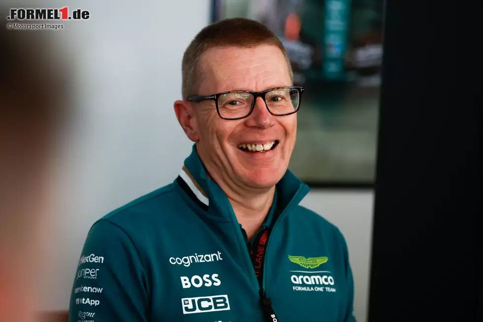 ... indem es die Befugnisse des ehemaligen Mercedes-Motorenchefs Andy Cowell ausweitete: Cowell war eigentlich als Geschäftsführer gekommen, übernahm im Januar 2025 zusätzlich die Rolle des Teamchefs. Krack bleibt übrigens trotz Degradierung: Er ist künftig Einsatzleiter an der Rennstrecke. Foto zur News: ... indem es die Befugnisse des ehemaligen Mercedes-Motorenchefs Andy Cowell ausweitete: Cowell war eigentlich als Geschäftsführer gekommen, übernahm im Januar 2025 zusätzlich die Rolle des Teamchefs. Krack bleibt übrigens trotz Degradierung: Er ist künftig Einsatzleiter an der Rennstrecke.