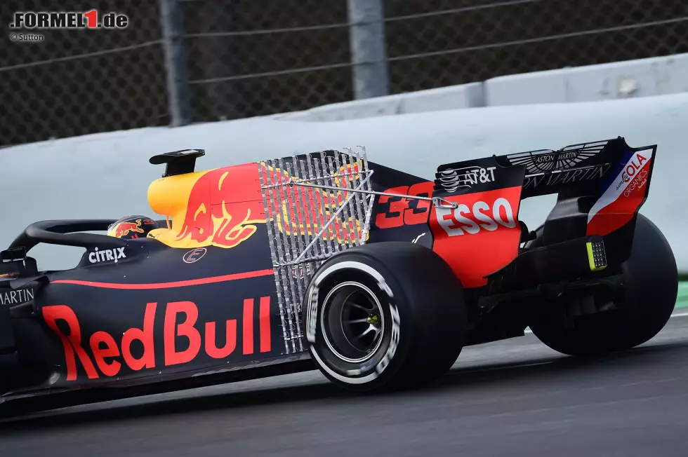 Der RB14 von Red Bull mit Messgeräten auf der Motorhaube. Dieser Bereich ist besonders interessant, da die vorbeiströmende Luft anschließend auf die aerodynamisch sensiblen Oberflächen am Heckflügel und am Diffusor trifft. Foto zur News: Der RB14 von Red Bull mit Messgeräten auf der Motorhaube. Dieser Bereich ist besonders interessant, da die vorbeiströmende Luft anschließend auf die aerodynamisch sensiblen Oberflächen am Heckflügel und am Diffusor trifft.