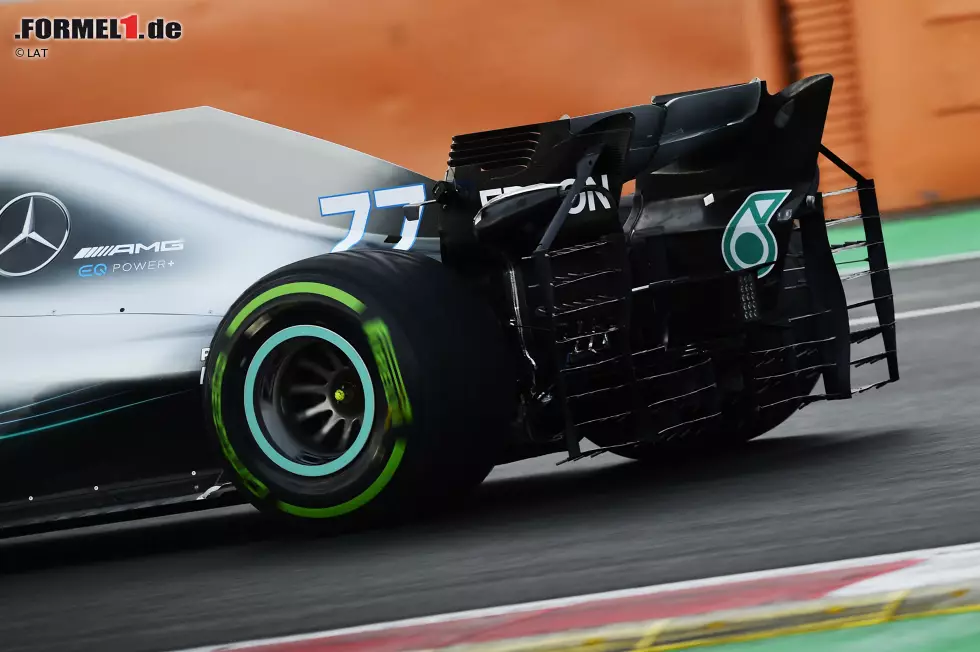 Foto zur News: Die Sensoren am Heck des Silberpfeils, wie sie diese Aufnahme zeigen, dienen der Überprüfung der Korrelation zwischen Simulation, Windkanal und Realität. Außerdem kann Mercedes damit nachvollziehen, wo der W09 noch schneller gemacht werden könnte.