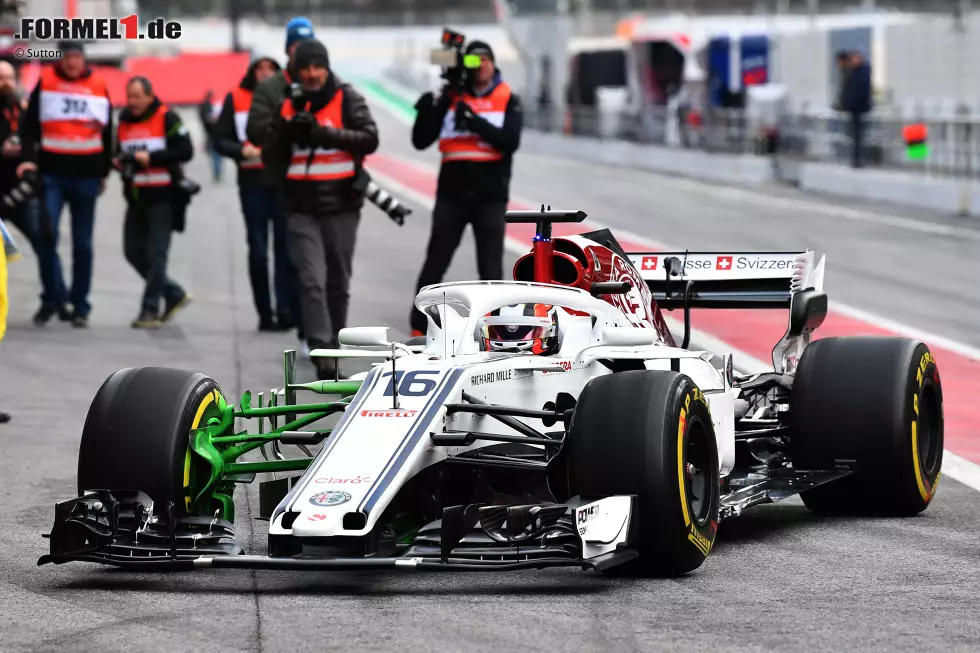 Foto zur News: Zur Überprüfung der Vorderrad-Aufhängung und der weiteren Aerodynamik vor den Seitenkästen hat Sauber am C37 Flow-Viz-Farbe aufgetragen, um die Luftströmung sichtbar zu machen.