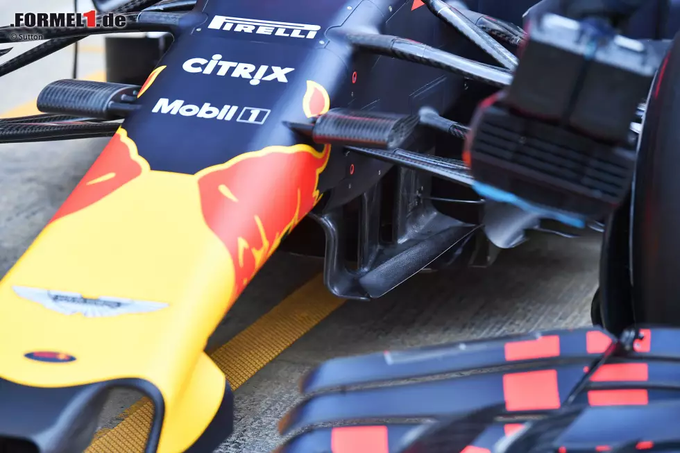 Eine weitere Nahaufnahme des Red-Bull-Autos zeigt den komplexen Aufbau der Windabweiser unter der Nase des RB14. Hier wird die Luft in Richtung der Seitenkästen umgelenkt. Foto zur News: Eine weitere Nahaufnahme des Red-Bull-Autos zeigt den komplexen Aufbau der Windabweiser unter der Nase des RB14. Hier wird die Luft in Richtung der Seitenkästen umgelenkt.