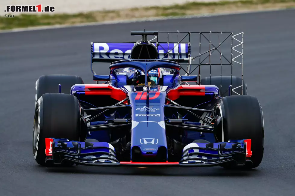 Foto zur News: Toro Rosso schickte den STR13 mit etlichen Sensoren auf den Kurs, um die Aerodynamik des Fahrzeugs zu prüfen und wichtige Rückschlüsse für die Weiterentwicklung von Motorhaube, Heckflügel und Diffusor zu gewinnen.