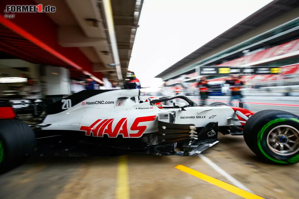 Foto zur News: Haas hat die seitlichen Luftleitbleche am VF-18 vor den Seitenkästen punktuell mit Metall verstärkt. Damit will das Team verhindern, dass sich die aerodynamischen Elemente bei hoher Geschwindigkeit zu sehr verbiegen. Das hätte negative Auswirkungen auf ihre Funktionsweise und würde das Auto langsamer machen.