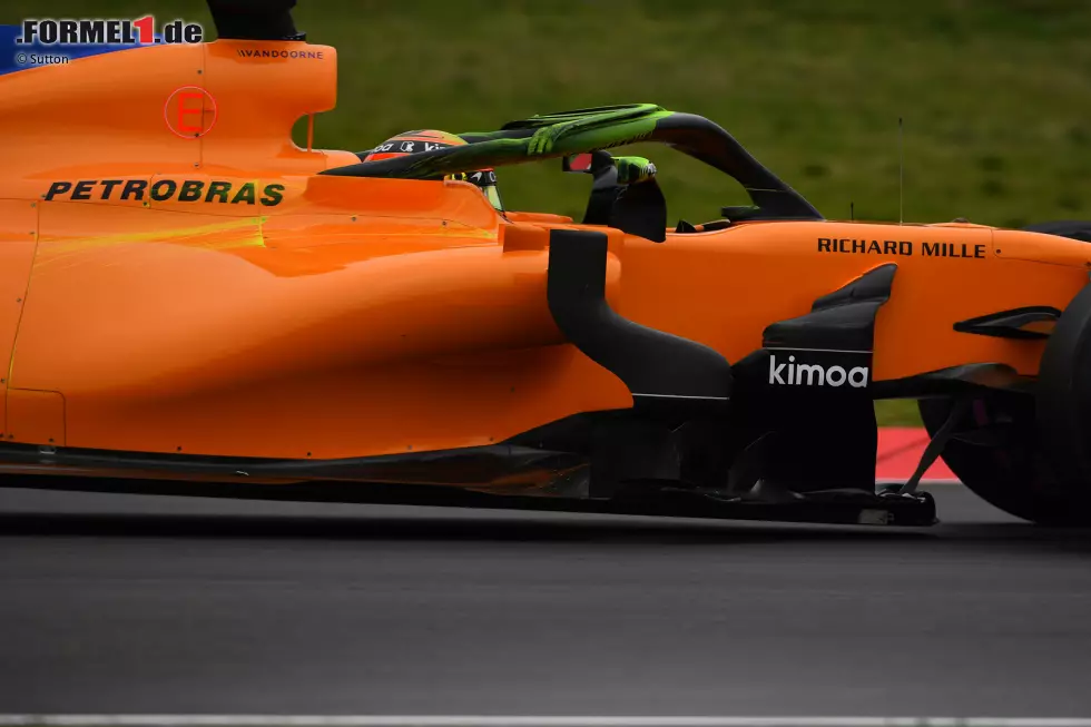 Foto zur News: Ein anderer Blickwinkel auf Halo am MCL33. Spannend hier sind vor allem die dreiteiligen Zusatzflügel über dem eigentlichen Cockpitschutz und wie sie zur Seite hin nach außen gebogen sind.