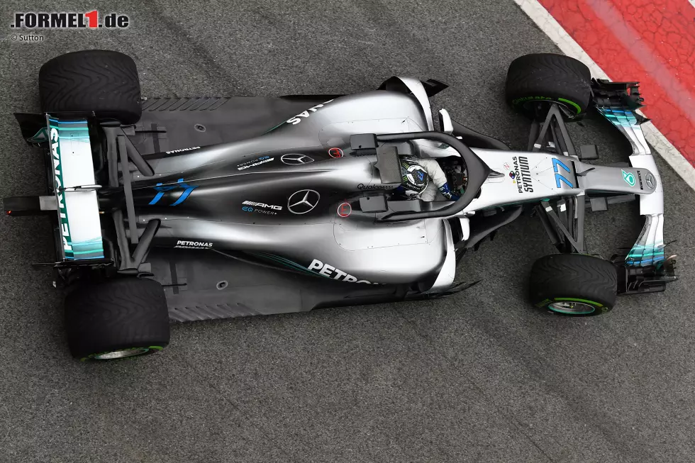 Ein weiteres Foto von oben dokumentiert gut, wie Mercedes in diesem Jahr wieder mit etlichen Einschnitten am Unterboden arbeitet. Diese dienen dazu, die an den Hinterrädern entstehenden Verwirbelungen zu reduzieren. Foto zur News: Ein weiteres Foto von oben dokumentiert gut, wie Mercedes in diesem Jahr wieder mit etlichen Einschnitten am Unterboden arbeitet. Diese dienen dazu, die an den Hinterrädern entstehenden Verwirbelungen zu reduzieren.