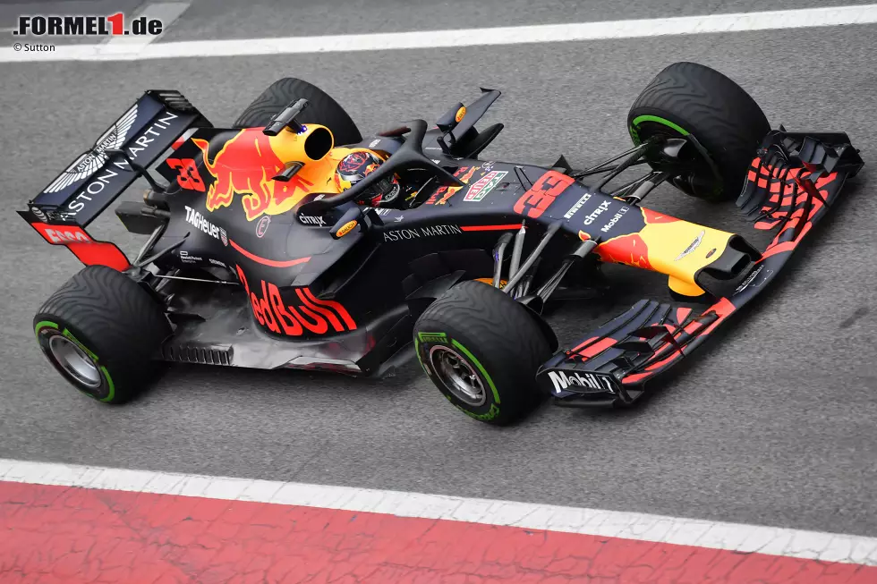 Red Bull experimentiert in Barcelona mit unterschiedlichen Konfigurationen des RB14. Hier ist das Fahrzeug ohne einen Großteil der seitlichen Luftleitbleche an der Schulter des Seitenkastens unterwegs. Foto zur News: Red Bull experimentiert in Barcelona mit unterschiedlichen Konfigurationen des RB14. Hier ist das Fahrzeug ohne einen Großteil der seitlichen Luftleitbleche an der Schulter des Seitenkastens unterwegs.