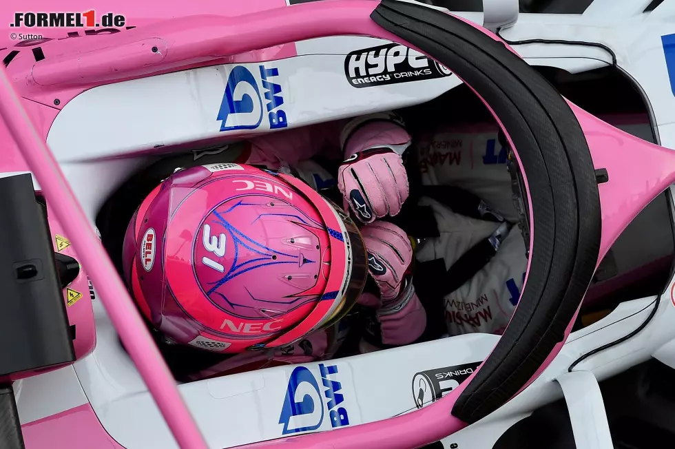 Foto zur News: Am zweiten Testtag führte Force India ein dreiteiliges Zusatzelement auf dem Cockpitschutz Halo ein. Das Reglement gestattet eine solche Modifizierung. Die Flügelchen helfen dabei, die aerodynamischen Nachteile von Halo zu minimieren.