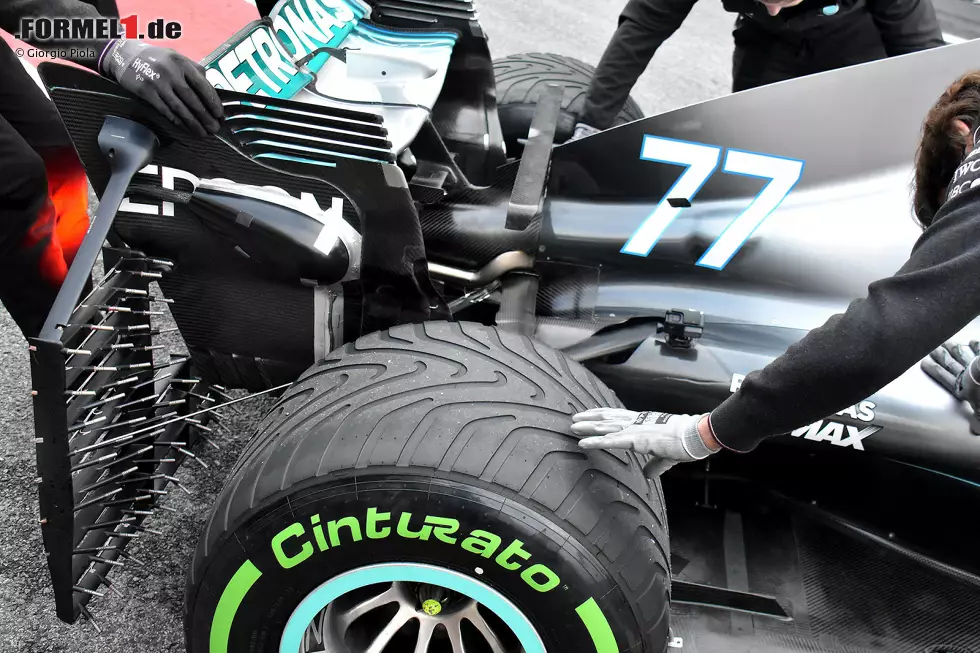 Foto zur News: Noch näher dran am Mercedes W09: Die Sensoren am Heck sind unterschiedlich ausgerichtet, um möglichst vielfältige Daten zu sammeln. Außerdem fällt der neue T-Flügel auf, der am unteren Ende der Motorhaube zu sehen ist. Bei der Präsentation des Fahrzeugs hatte Mercedes noch auf diesen Flügel verzichtet.