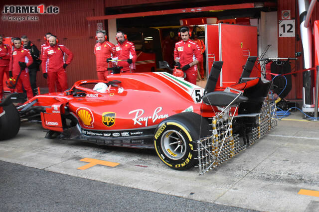 Sebastian Vettel und Ferrari fuhren am SF71H einen gewaltigen Sensoren-Aufbau am Heck des Fahrzeugs spazieren, um Erkenntnisse über die sensible Aerodynamik in diesem Bereich zu gewinnen. Interessant ist vor allem der Aufbau mit jeweils drei Pitotröhren über dem Heckflügel, der zur Geschwindigkeitsmessung dient. Sebastian Vettel und Ferrari fuhren am SF71H einen gewaltigen Sensoren-Aufbau am Heck des Fahrzeugs spazieren, um Erkenntnisse über die sensible Aerodynamik in diesem Bereich zu gewinnen. Interessant ist vor allem der Aufbau mit jeweils drei Pitotröhren über dem Heckflügel, der zur Geschwindigkeitsmessung dient.