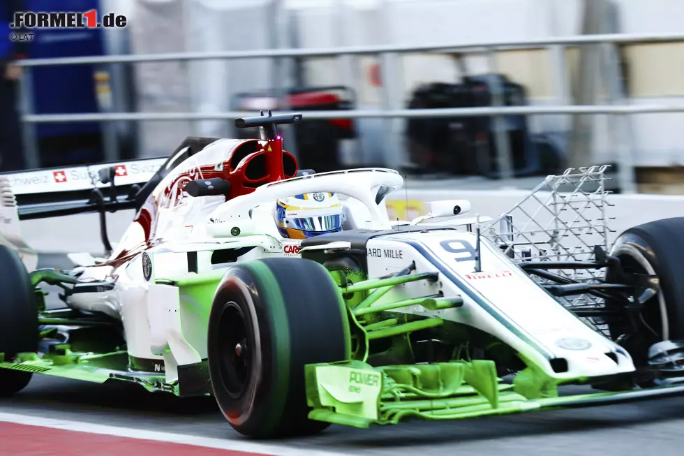 Mit sogenannter Flow-Viz-Farbe versucht Sauber auf einer Seite des C37, Erkenntnisse über neue Aero-Teile zu gewinnen und mögliche Schwachstellen zu erkennen. Das Bild zeigt zudem, dass Sauber sogar zweigleisig fährt: Auf der anderen Autoseite wurden Sensoren für weitere Messungen angebracht. Foto zur News: Mit sogenannter Flow-Viz-Farbe versucht Sauber auf einer Seite des C37, Erkenntnisse über neue Aero-Teile zu gewinnen und mögliche Schwachstellen zu erkennen. Das Bild zeigt zudem, dass Sauber sogar zweigleisig fährt: Auf der anderen Autoseite wurden Sensoren für weitere Messungen angebracht.