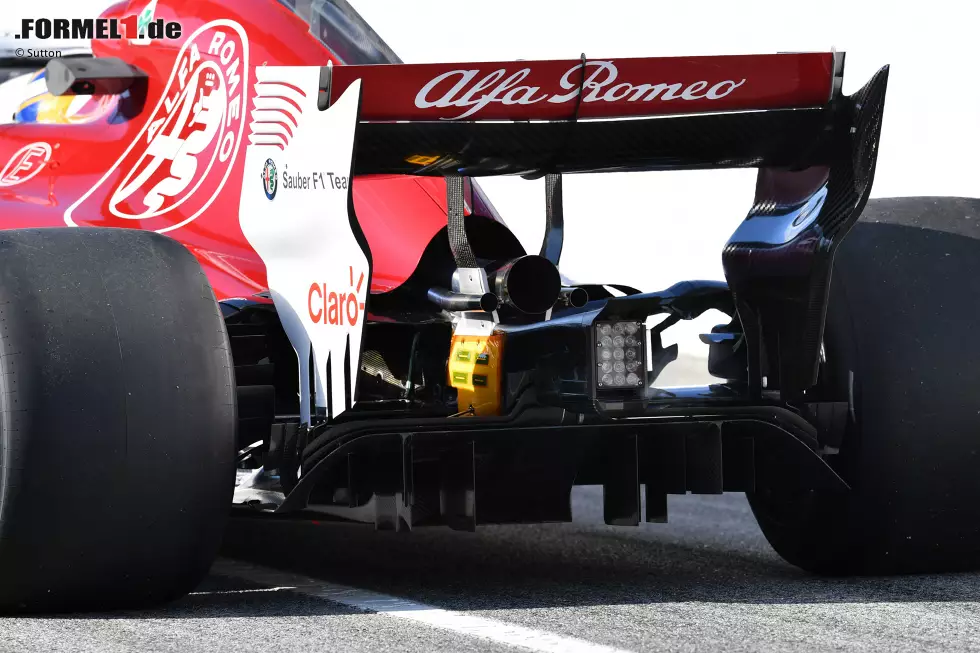 Viele Details zeigt dieses Foto vom Heckbereich des Sauber C37. Vor allem der äußere Bereich des Diffusors mit seinen kleinteiligen Elementen erinnert stark an die Ferrari-Designs der vergangenen Jahre. Foto zur News: Viele Details zeigt dieses Foto vom Heckbereich des Sauber C37. Vor allem der äußere Bereich des Diffusors mit seinen kleinteiligen Elementen erinnert stark an die Ferrari-Designs der vergangenen Jahre.