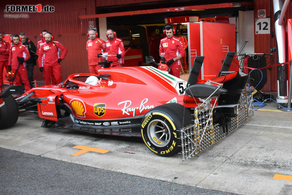 Foto zur News: Sebastian Vettel und Ferrari fuhren am SF71H einen gewaltigen Sensoren-Aufbau am Heck des Fahrzeugs spazieren, um Erkenntnisse über die sensible Aerodynamik in diesem Bereich zu gewinnen. Interessant ist vor allem der Aufbau mit jeweils drei Pitotröhren über dem Heckflügel, der zur Geschwindigkeitsmessung dient.