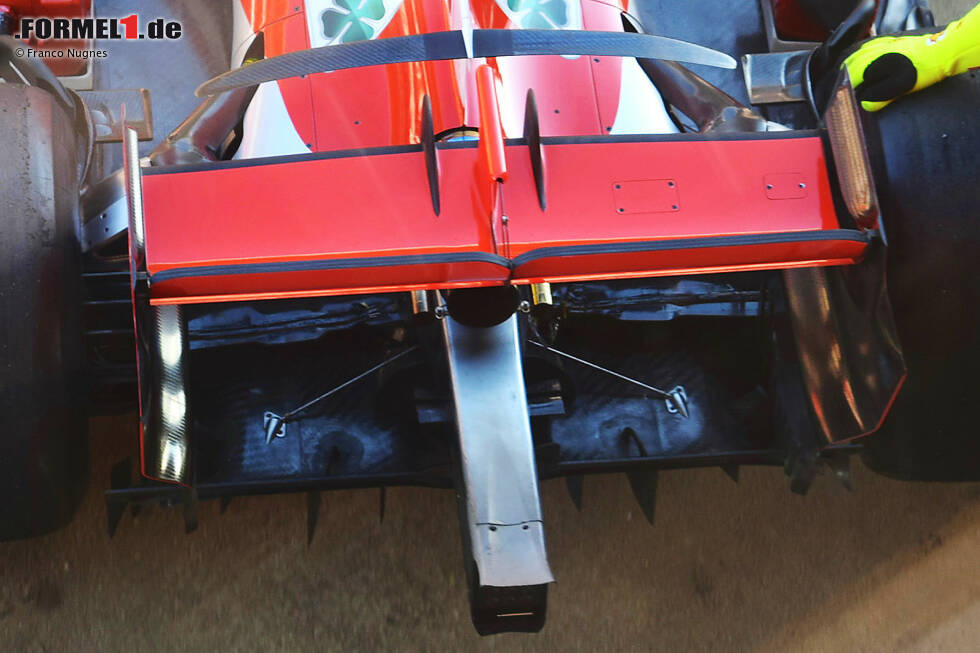 Foto zur News: Ein interessanter Blick auf den Diffusor am Heck des Ferrari SF71H. Gut zu erkennen sind die hintere Crash-Struktur sowie die Ausläufer von Unterboden und Diffusor und die kleinteiligen Außenbereiche, wo zusätzlicher Abtrieb generiert wird.