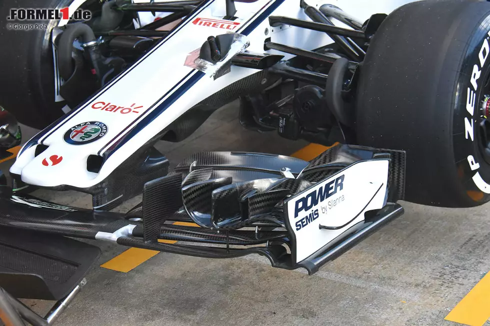 Sauber schickte den C37 zum Auftakt der zweiten Testwoche mit einer Zeitlupen-Kamera auf die Strecke, um die Flexibilität des Frontflügels zu überprüfen. Sprich: Wie stark biegt sich der Flügel durch? Schön zu sehen sind hier auch die Lufteinlässe an der Nase sowie der unter der Frontpartie angebrachte S-Schacht. Foto zur News: Sauber schickte den C37 zum Auftakt der zweiten Testwoche mit einer Zeitlupen-Kamera auf die Strecke, um die Flexibilität des Frontflügels zu überprüfen. Sprich: Wie stark biegt sich der Flügel durch? Schön zu sehen sind hier auch die Lufteinlässe an der Nase sowie der unter der Frontpartie angebrachte S-Schacht.