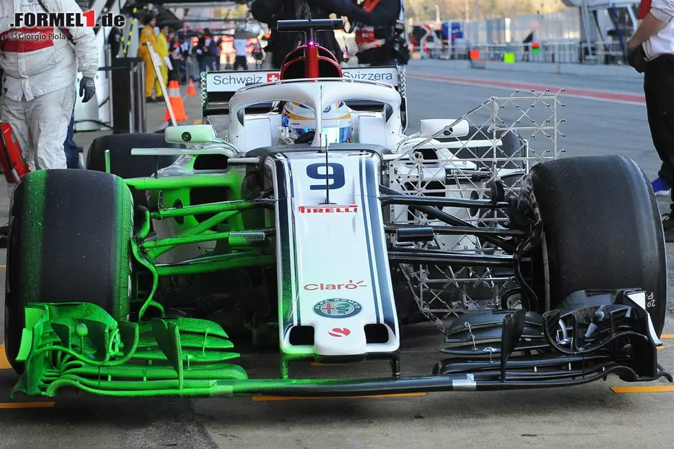 In dieser Einstellung ist noch viel besser zu sehen, wie viel Flow-Viz-Farbe Sauber auf seinen C37 aufgetragen hat. So lässt sich nachvollziehen, wie die Luft über den Frontflügel, die Radaufhängung und die Windabweiser nach hinten strömt. Foto zur News: In dieser Einstellung ist noch viel besser zu sehen, wie viel Flow-Viz-Farbe Sauber auf seinen C37 aufgetragen hat. So lässt sich nachvollziehen, wie die Luft über den Frontflügel, die Radaufhängung und die Windabweiser nach hinten strömt.