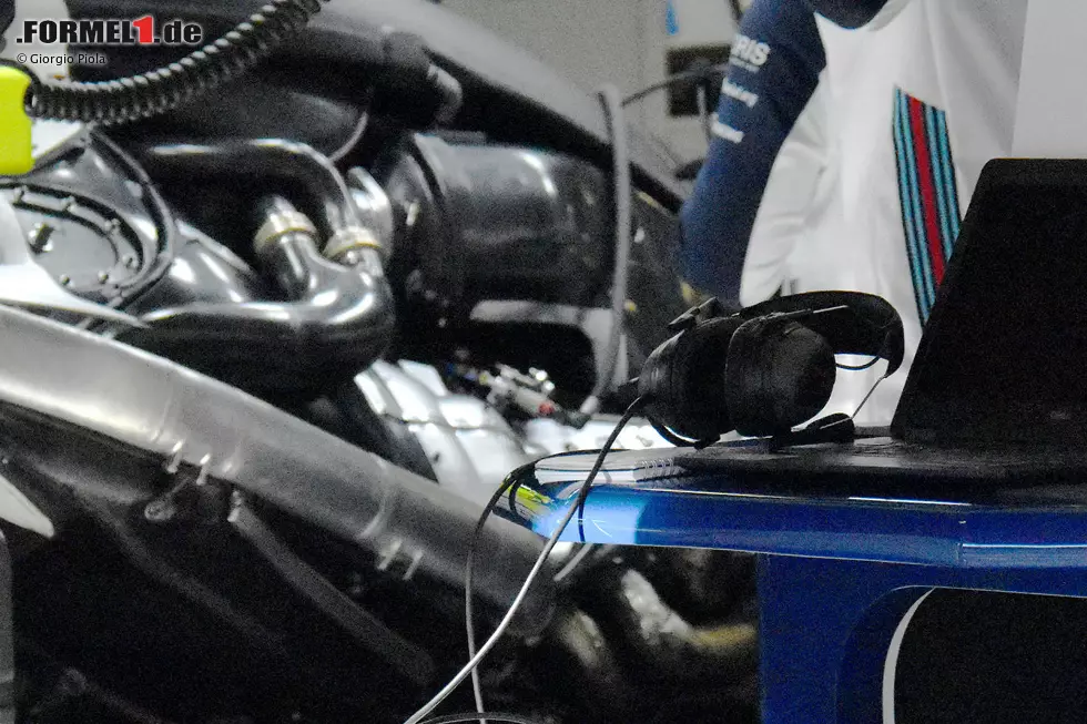 Ein seltener Blick unter die Motorhaube des Williams FW41, der es uns erlaubt, Details des Mercedes-Antriebsstrangs und dessen Installation zu erkennen. Foto zur News: Ein seltener Blick unter die Motorhaube des Williams FW41, der es uns erlaubt, Details des Mercedes-Antriebsstrangs und dessen Installation zu erkennen.