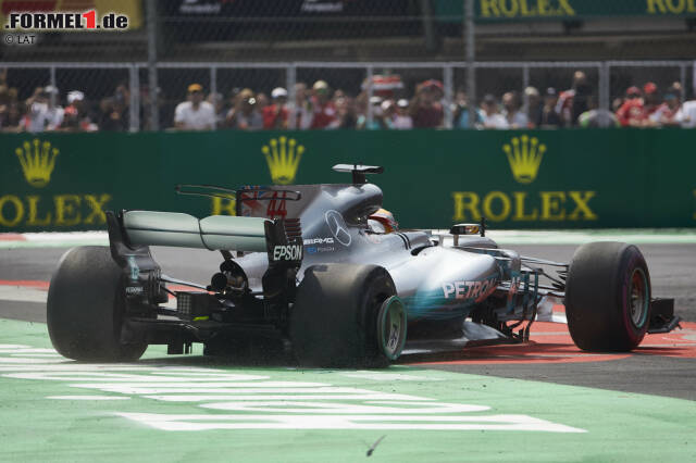 Selber Ort: Schon ein Jahr zuvor krönt sich Hamilton in Mexiko-Stadt zum Weltmeister. Damals landet er mit seinem Silberpfeil sogar nur auf Rang neun! Ein Reifenschaden nach einer Kollision mit WM-Rivale Sebastian Vettel in der ersten Runde bringt ihn nach ganz hinten - trotzdem reicht es für ihn. Selber Ort: Schon ein Jahr zuvor krönt sich Hamilton in Mexiko-Stadt zum Weltmeister. Damals landet er mit seinem Silberpfeil sogar nur auf Rang neun! Ein Reifenschaden nach einer Kollision mit WM-Rivale Sebastian Vettel in der ersten Runde bringt ihn nach ganz hinten - trotzdem reicht es für ihn.