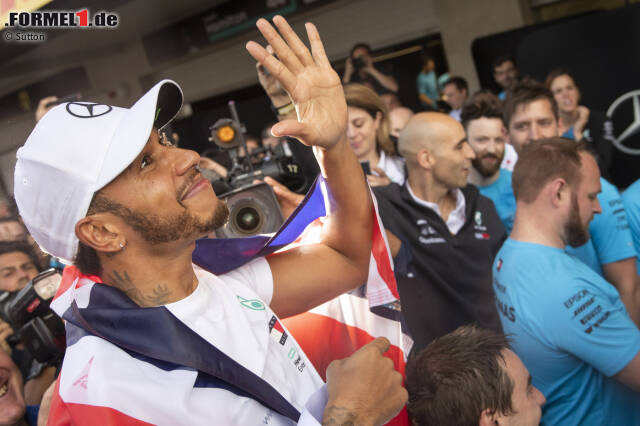 Foto zur News: Lewis Hamilton hat es geschafft! Der Brite krönte sich in Mexiko zum fünfmaligen Formel-1-Weltmeister. Allerdings fuhr er dabei nicht auf das Podest, sondern landete nur auf Rang vier! Damit ist der Mercedes-Pilot allerdings bei weiten nicht der einzige in der Geschichte, dem das passiert ist. Wir blicken in unserer Fotostrecke zurück: