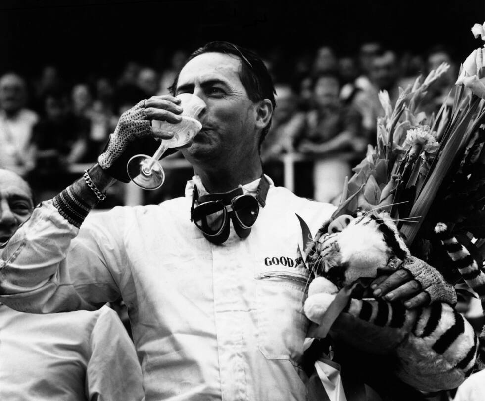 Foto zur News: Trotz eines Ausfalls (Ölleck) im drittletzten Saisonrennen in Monza holt sich Jack Brabham 1966 vorzeitig den Titel. Sein einzig verbliebener Titelrivale John Surtees muss alle drei ausstehenden Rennen gewinnen, scheidet jedoch nach 31 Runden mit einem Benzinleck aus. Brabham ist zu diesem Zeitpunkt schon längst raus.