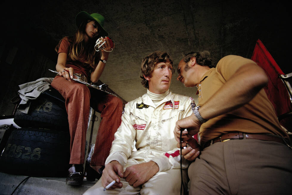 Foto zur News: Jochen Rindt kann seinen Titel 1970 leider nicht mehr erleben. Der Österreicher verunglückt im Qualifying von Monza tödlich und ist bis dato der einzige posthume Formel-1-Weltmeister. Als Jacky Ickx beim vorletzten Rennen in Watkins Glen - 29 Tage nach Rindts Tod - nur Vierter wird, kann er den Lotus-Piloten nicht mehr einholen.