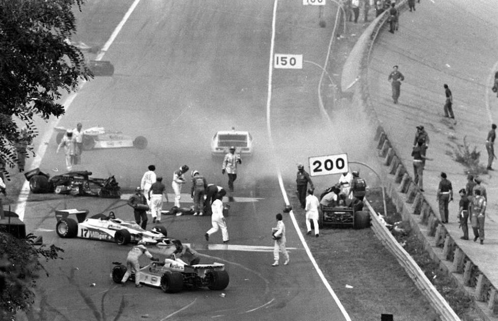 Foto zur News: Den traurigsten Titel &quot;feiert&quot; wohl Mario Andretti 1978. Teamkollege Ronnie Peterson verunglückt beim drittletzten Rennen in Monza schwer und stirbt einen Tag später im Krankenhaus. Der Tod des Schweden macht Andretti zum Weltmeister, denn kein anderer Fahrer kann den Amerikaner mehr einholen.