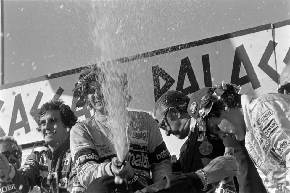 Foto zur News: Mit einem Punkt Vorsprung und der Pole-Position geht Carlos Reutemann 1981 in den letzten Grand Prix in Las Vegas. Doch weil er die Punkte als Zehnter verpasst, entgleitet ihm auch der Titel. Den holt Nelson Piquet, obwohl er auch nur Fünfter wird. Doch das gibt die notwendigen zwei Zähler!