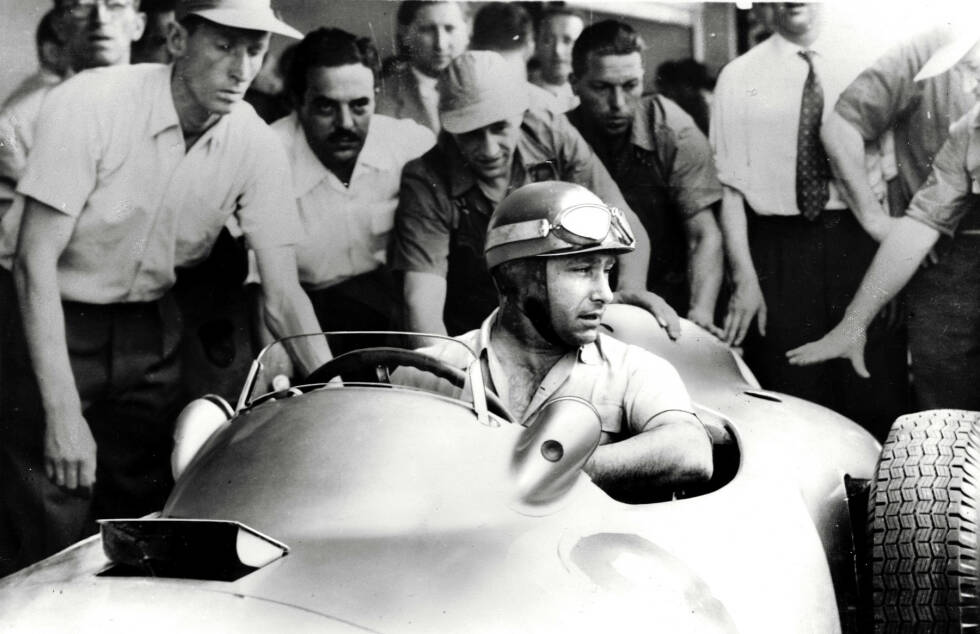 Foto zur News: Ganz ohne Rennen wird Juan Manuel Fangio 1955 Weltmeister. Nach der Tragödie von Le Mans, bei der Pierre Levegh und über 80 Zuschauer sterben, werden die Rennen in Frankreich, Deutschland, Spanien und der Schweiz gestrichen. Somit steht der Argentinier als Meister fest, weil Konkurrent Stirling Moss die Rennen ausgehen.