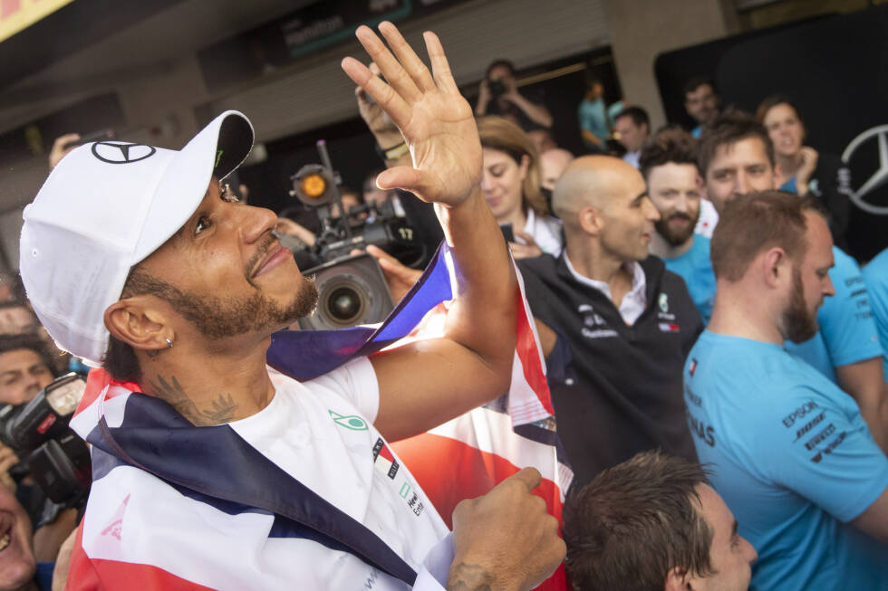 Foto zur News: Lewis Hamilton hat es geschafft! Der Brite krönte sich in Mexiko zum fünfmaligen Formel-1-Weltmeister. Allerdings fuhr er dabei nicht auf das Podest, sondern landete nur auf Rang vier! Damit ist der Mercedes-Pilot allerdings bei weiten nicht der einzige in der Geschichte, dem das passiert ist. Wir blicken in unserer Fotostrecke zurück: