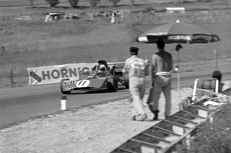 Foto zur News: Zwei Jahre davor ist Stewart so dominant, dass er sich sogar im viertletzten Rennen (von nur 11!) einen Ausfall leisten kann und trotzdem Meister wird. Der Schotte hatte zuvor fünf von sieben Rennen gewonnen und darf am Österreichring feiern, weil auch die größten Konkurrenten Ronnie Peterson und Jacky Ickx nicht punkten.
