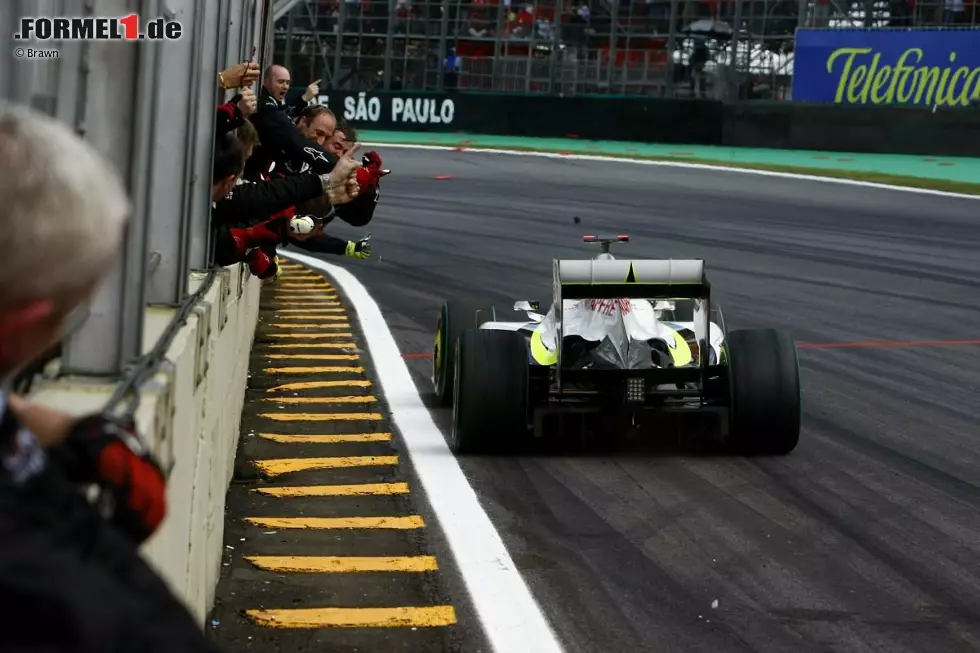 Foto zur News: Jenson Button reicht in Brasilien 2009 ein fünfter Platz, um ein Rennen vor Schluss den Sack zuzumachen. Der Brite holt seinen einzigen WM-Titel und vollendet damals das Märchen von BrawnGP, die das aufgelöste Honda-Team wie Phoenix aus der Asche hoben.