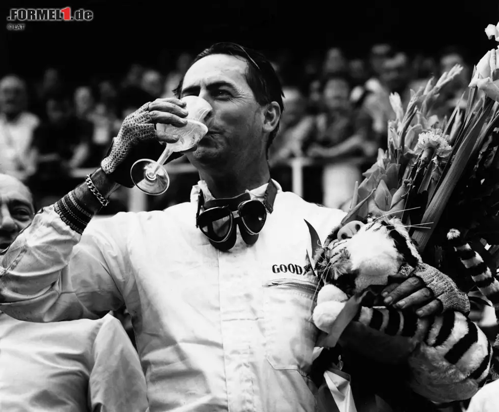 Trotz eines Ausfalls (Ölleck) im drittletzten Saisonrennen in Monza holt sich Jack Brabham 1966 vorzeitig den Titel. Sein einzig verbliebener Titelrivale John Surtees muss alle drei ausstehenden Rennen gewinnen, scheidet jedoch nach 31 Runden mit einem Benzinleck aus. Brabham ist zu diesem Zeitpunkt schon längst raus. Foto zur News: Trotz eines Ausfalls (Ölleck) im drittletzten Saisonrennen in Monza holt sich Jack Brabham 1966 vorzeitig den Titel. Sein einzig verbliebener Titelrivale John Surtees muss alle drei ausstehenden Rennen gewinnen, scheidet jedoch nach 31 Runden mit einem Benzinleck aus. Brabham ist zu diesem Zeitpunkt schon längst raus.