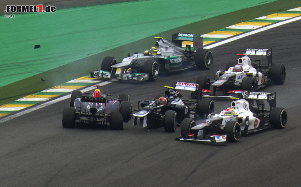 Foto zur News: Auch Sebastian Vettel hat 2012 am Start viel Pech und wird von Bruno Senna umgedreht. Beim Deutschen ist es deutlich knapper, denn es ist bereits das letzte und entscheidende Rennen. Am Ende fährt er noch auf Rang sechs nach vorne und Fernando Alonso hat erneut das Nachsehen.