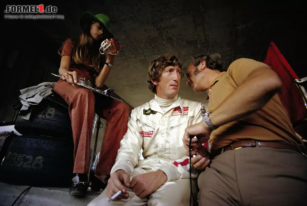 Jochen Rindt kann seinen Titel 1970 leider nicht mehr erleben. Der Österreicher verunglückt im Qualifying von Monza tödlich und ist bis dato der einzige posthume Formel-1-Weltmeister. Als Jacky Ickx beim vorletzten Rennen in Watkins Glen - 29 Tage nach Rindts Tod - nur Vierter wird, kann er den Lotus-Piloten nicht mehr einholen. Foto zur News: Jochen Rindt kann seinen Titel 1970 leider nicht mehr erleben. Der Österreicher verunglückt im Qualifying von Monza tödlich und ist bis dato der einzige posthume Formel-1-Weltmeister. Als Jacky Ickx beim vorletzten Rennen in Watkins Glen - 29 Tage nach Rindts Tod - nur Vierter wird, kann er den Lotus-Piloten nicht mehr einholen.