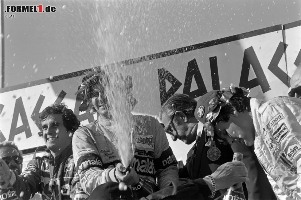 Mit einem Punkt Vorsprung und der Pole-Position geht Carlos Reutemann 1981 in den letzten Grand Prix in Las Vegas. Doch weil er die Punkte als Zehnter verpasst, entgleitet ihm auch der Titel. Den holt Nelson Piquet, obwohl er auch nur Fünfter wird. Doch das gibt die notwendigen zwei Zähler! Foto zur News: Mit einem Punkt Vorsprung und der Pole-Position geht Carlos Reutemann 1981 in den letzten Grand Prix in Las Vegas. Doch weil er die Punkte als Zehnter verpasst, entgleitet ihm auch der Titel. Den holt Nelson Piquet, obwohl er auch nur Fünfter wird. Doch das gibt die notwendigen zwei Zähler!