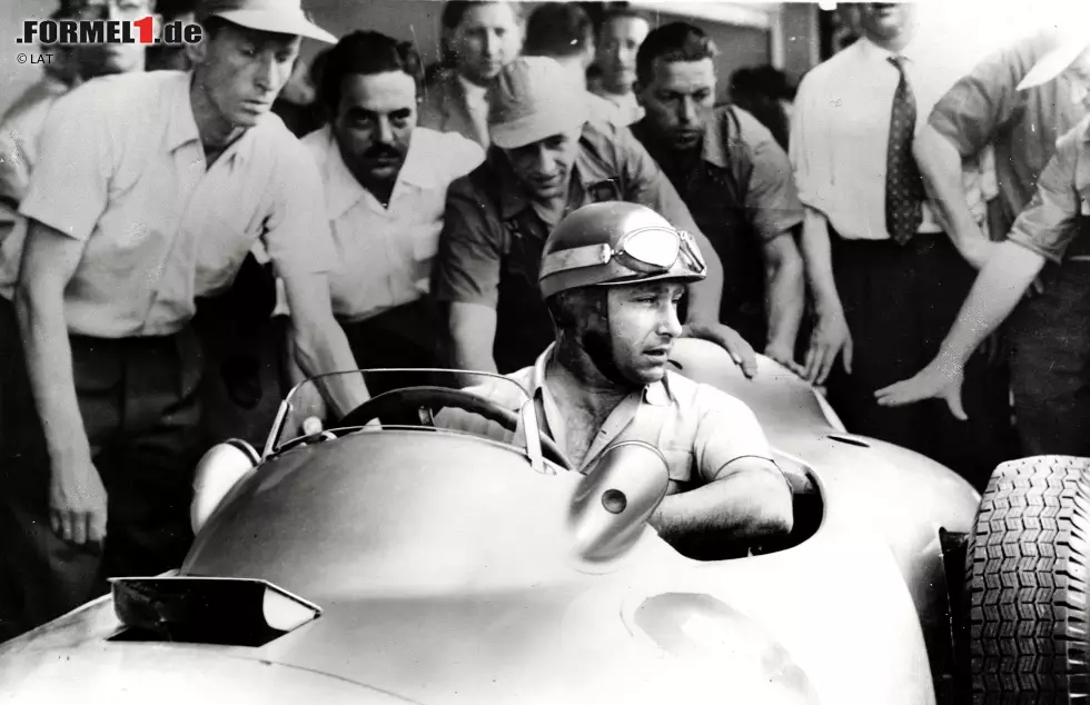 Ganz ohne Rennen wird Juan Manuel Fangio 1955 Weltmeister. Nach der Tragödie von Le Mans, bei der Pierre Levegh und über 80 Zuschauer sterben, werden die Rennen in Frankreich, Deutschland, Spanien und der Schweiz gestrichen. Somit steht der Argentinier als Meister fest, weil Konkurrent Stirling Moss die Rennen ausgehen. Foto zur News: Ganz ohne Rennen wird Juan Manuel Fangio 1955 Weltmeister. Nach der Tragödie von Le Mans, bei der Pierre Levegh und über 80 Zuschauer sterben, werden die Rennen in Frankreich, Deutschland, Spanien und der Schweiz gestrichen. Somit steht der Argentinier als Meister fest, weil Konkurrent Stirling Moss die Rennen ausgehen.