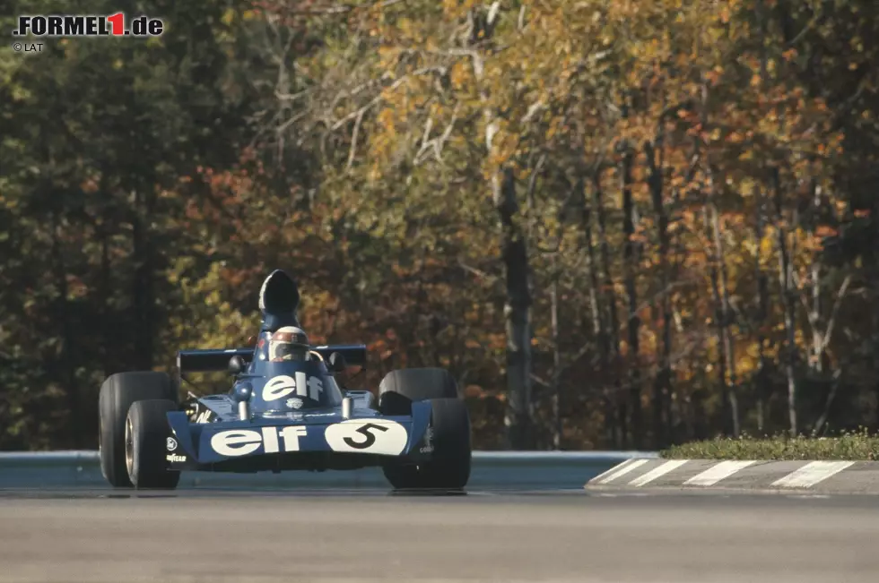 Drei Rennen vor Schluss fällt die Entscheidung 1973. Jackie Stewart fängt sich zwar früh einen Reifenschaden ein, kann sich von Rang 20 aber wieder bis auf Rang vier vorarbeiten. Zwar steht er nicht auf dem Podest, darf sich aber über seinen dritten und letzten WM-Titel freuen. Foto zur News: Drei Rennen vor Schluss fällt die Entscheidung 1973. Jackie Stewart fängt sich zwar früh einen Reifenschaden ein, kann sich von Rang 20 aber wieder bis auf Rang vier vorarbeiten. Zwar steht er nicht auf dem Podest, darf sich aber über seinen dritten und letzten WM-Titel freuen.