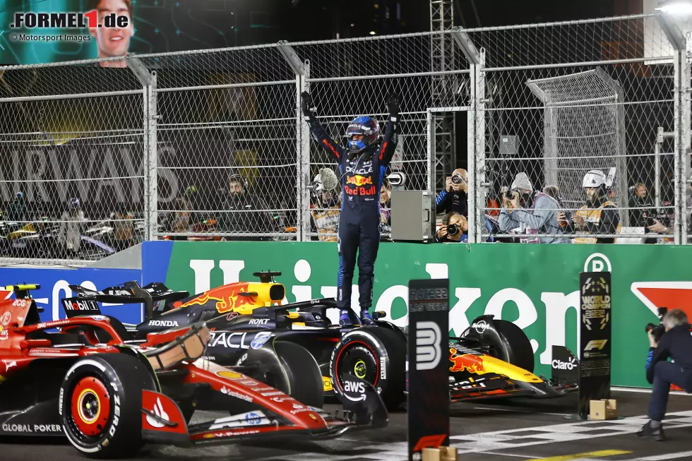 Max Verstappen hat es geschafft! Der Niederländer krönte sich in Las Vegas mit einem fünften Platz zum Weltmeister, weil Titelrivale Lando Norris ebenfalls nicht über Rang sechs hinauskam. Der Red-Bull-Pilot ist aber nicht der erste Pilot in der Geschichte, der beim Titelgewinn nicht auf das Podest fuhr. Wir blicken zurück. Foto zur News: Max Verstappen hat es geschafft! Der Niederländer krönte sich in Las Vegas mit einem fünften Platz zum Weltmeister, weil Titelrivale Lando Norris ebenfalls nicht über Rang sechs hinauskam. Der Red-Bull-Pilot ist aber nicht der erste Pilot in der Geschichte, der beim Titelgewinn nicht auf das Podest fuhr. Wir blicken zurück.