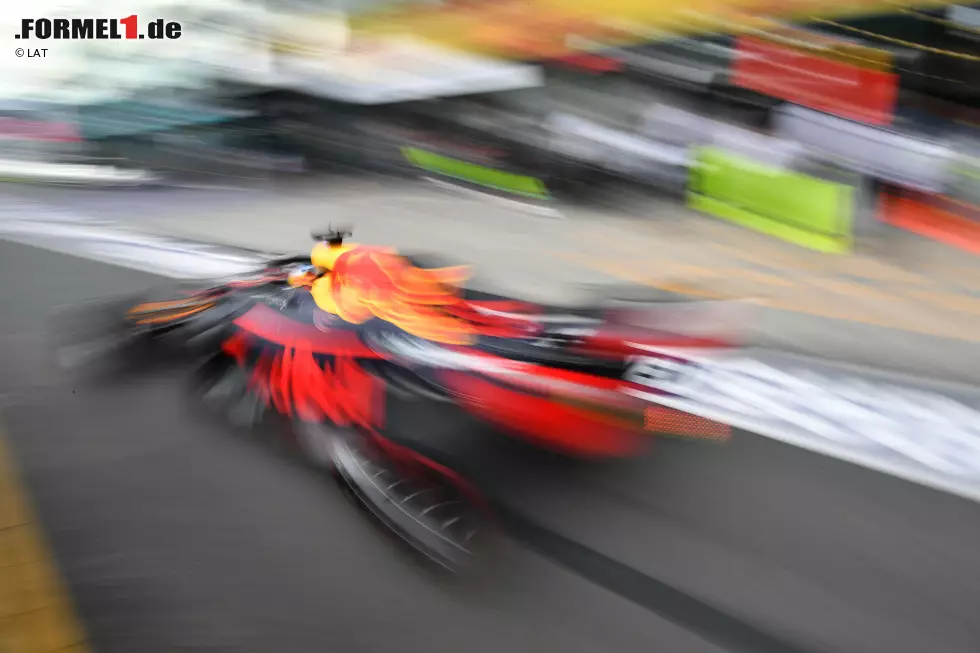 Daniel Ricciardo (3): An der Performance im Rennen gibt's nichts auszusetzen. Vom Speed her droht ihm Verstappen allerdings zu enteilen. Und der Schnitzer im Freien Training, der ihm die Grid-Strafe bescherte, war ein fataler Fehler. Wenn auch, zugegeben, sehr hart bestraft. Foto zur News: Daniel Ricciardo (3): An der Performance im Rennen gibt's nichts auszusetzen. Vom Speed her droht ihm Verstappen allerdings zu enteilen. Und der Schnitzer im Freien Training, der ihm die Grid-Strafe bescherte, war ein fataler Fehler. Wenn auch, zugegeben, sehr hart bestraft.