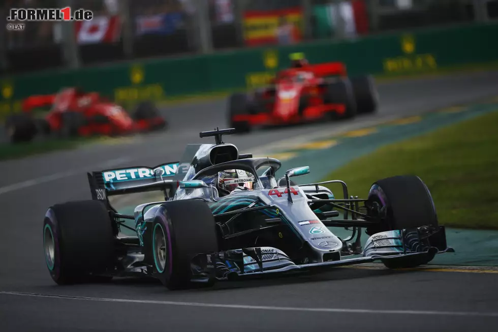 Lewis Hamilton (2): Mit Sicherheit der schnellste Mann des Wochenendes. Die Quali-Runde war mega - so etwas kann nur Hamilton. Allerdings muss er sich auch selbst zuschreiben, dass er in der heiklen Phase nicht gepusht, sondern den Daten vertraut hat. Sonst hätte Vettel auch das Safety-Car nicht helfen können. Foto zur News: Lewis Hamilton (2): Mit Sicherheit der schnellste Mann des Wochenendes. Die Quali-Runde war mega - so etwas kann nur Hamilton. Allerdings muss er sich auch selbst zuschreiben, dass er in der heiklen Phase nicht gepusht, sondern den Daten vertraut hat. Sonst hätte Vettel auch das Safety-Car nicht helfen können.