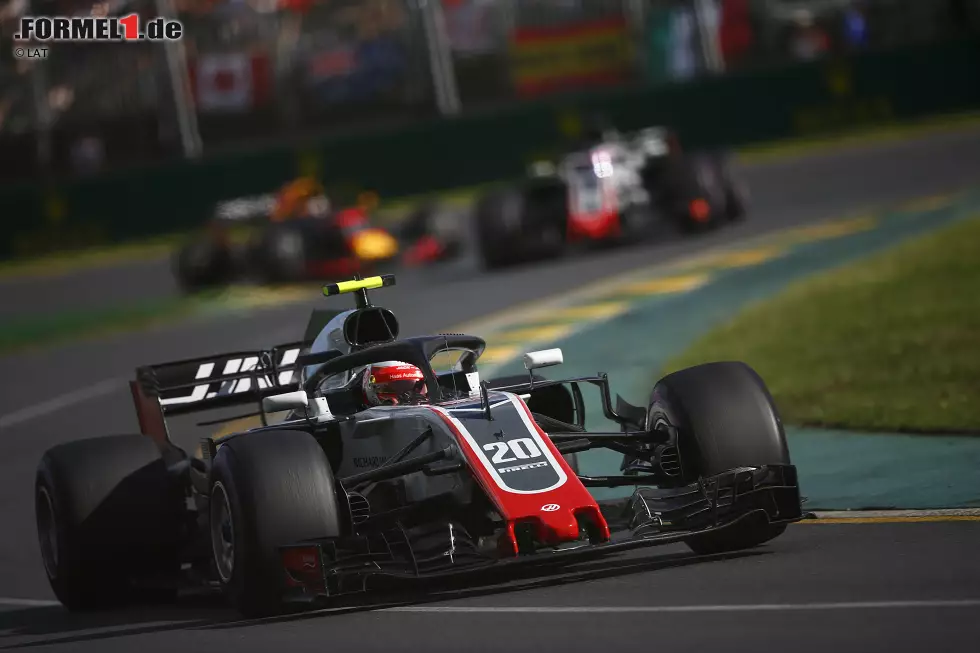 Kevin Magnussen (2): Sicher nicht der zweitbeste Fahrer im Feld. Aber im Quaifying vor Grosjean zu landen, trotz reduzierter Trainingszeit, am Start Verstappen zu knacken und dann seelenruhig Platz vier entgegenzufahren, bis das Schicksal zuschlägt, das war eine astreine Leistung. Gern mehr davon! Foto zur News: Kevin Magnussen (2): Sicher nicht der zweitbeste Fahrer im Feld. Aber im Quaifying vor Grosjean zu landen, trotz reduzierter Trainingszeit, am Start Verstappen zu knacken und dann seelenruhig Platz vier entgegenzufahren, bis das Schicksal zuschlägt, das war eine astreine Leistung. Gern mehr davon!