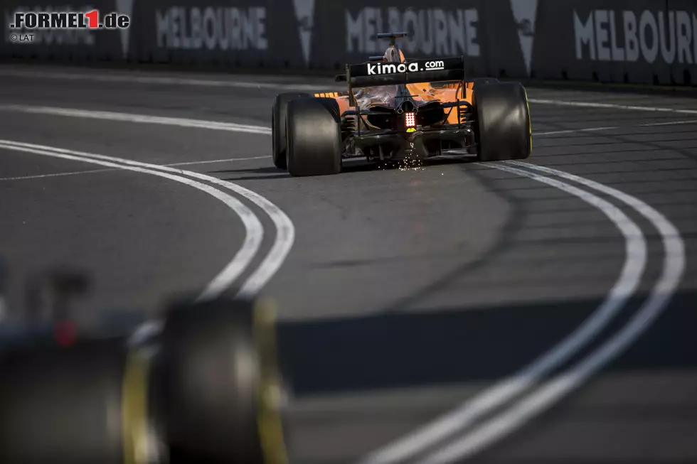 Fernando Alonso (2): Die Note 1 gibt's diesmal für keinen. Auch nicht für Alonso. Er holt aus dem McLaren alles raus - denn auch Vandoorne ist kein Nasenbohrer. Top, wie er sich mit dem deutlich langsameren Auto gegen Verstappen verteidigt hat. Da geht 2018 sicher noch mehr. Foto zur News: Fernando Alonso (2): Die Note 1 gibt's diesmal für keinen. Auch nicht für Alonso. Er holt aus dem McLaren alles raus - denn auch Vandoorne ist kein Nasenbohrer. Top, wie er sich mit dem deutlich langsameren Auto gegen Verstappen verteidigt hat. Da geht 2018 sicher noch mehr.