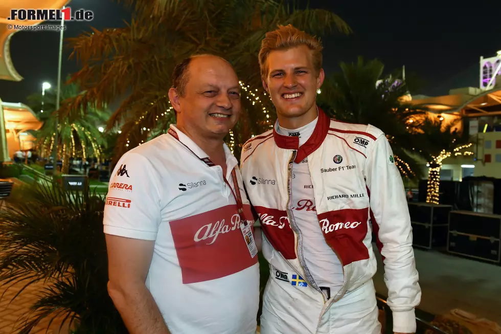 Marcus Ericsson (2): Endlich zeigt der Schwede, dass wir uns mit unseren dauerschlechten Noten in ihm täuschen! Vielleicht, weil der Gewichtsnachteil gegen Wehrlein 2017 größer war als gedacht. Super-Rookie Leclerc hatte er sicher im Griff. Erneut. Für Bestnote 1 zu wenig talentiert. Foto zur News: Marcus Ericsson (2): Endlich zeigt der Schwede, dass wir uns mit unseren dauerschlechten Noten in ihm täuschen! Vielleicht, weil der Gewichtsnachteil gegen Wehrlein 2017 größer war als gedacht. Super-Rookie Leclerc hatte er sicher im Griff. Erneut. Für Bestnote 1 zu wenig talentiert.